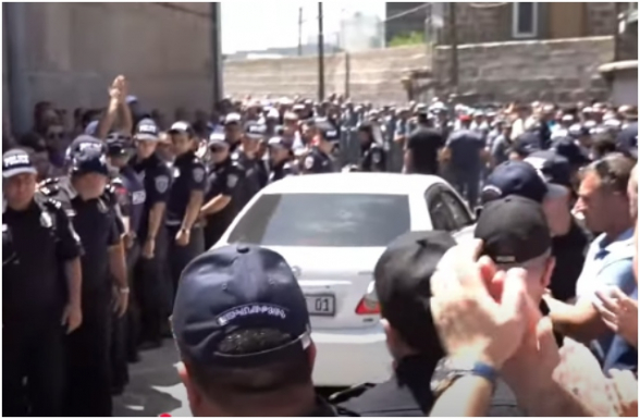 Գործարար Սամվել Կարապետյանին քննչականից տեղափոխեցին դատարան (տեսանյութ)